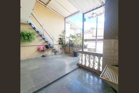 Casa à venda com 226m², 5 quartos e 3 vagas Casa à venda com 226m², 5 quartos e 3 vagasQuintal - Casa 2