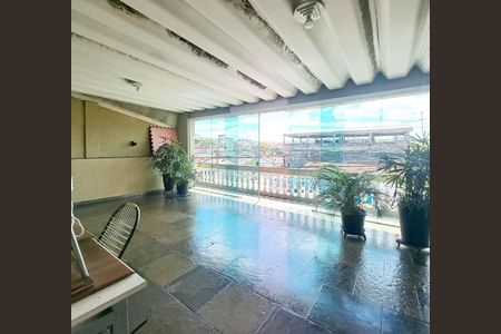 Casa à venda com 226m², 5 quartos e 3 vagas Casa à venda com 226m², 5 quartos e 3 vagasVaranda - Casa 2