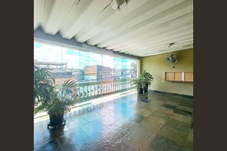 Casa à venda com 226m², 5 quartos e 3 vagas Casa à venda com 226m², 5 quartos e 3 vagasVaranda - Casa 2