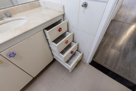 Apartamento à venda com 137m², 4 quartos e 2 vagasBanheiro do Corredor