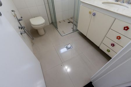 Apartamento à venda com 137m², 4 quartos e 2 vagasBanheiro do Corredor