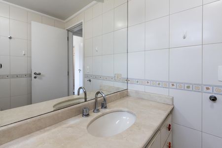Apartamento à venda com 137m², 4 quartos e 2 vagasBanheiro do Corredor