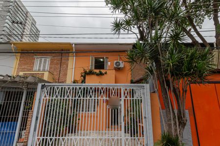 Casa para alugar com 100m², 2 quartos e 1 vaga Casa para alugar com 100m², 2 quartos e 1 vagaFachada