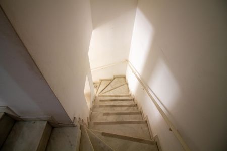 Casa à venda com 186m², 3 quartos e 2 vagas Casa à venda com 186m², 3 quartos e 2 vagasEscada