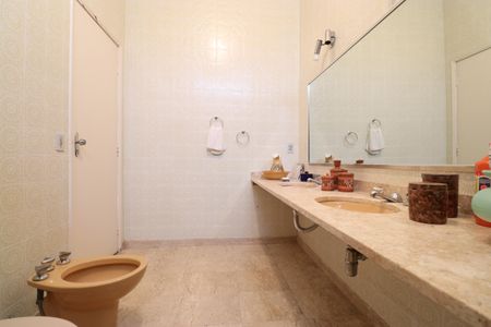 Casa à venda com 244m², 3 quartos e 4 vagasBanheiro da Suíte