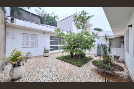 Casa à venda com 244m², 3 quartos e 4 vagasQuintal