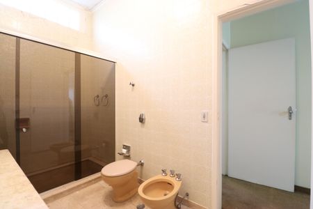 Casa à venda com 244m², 3 quartos e 4 vagasBanheiro da Suíte