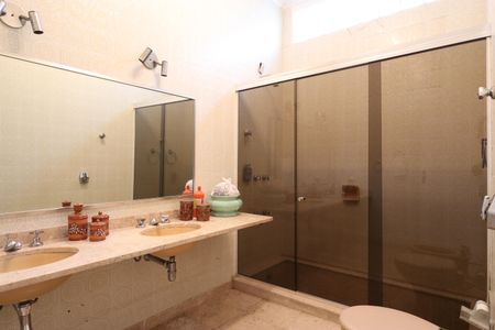 Casa à venda com 244m², 3 quartos e 4 vagasBanheiro da Suíte