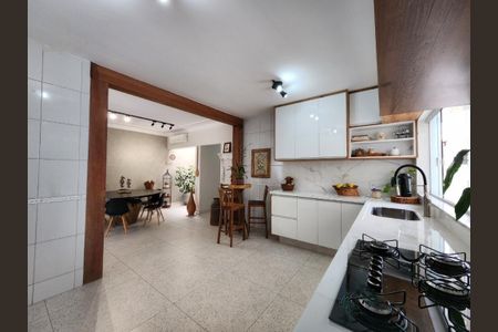 Casa à venda com 250m², 3 quartos e 4 vagas