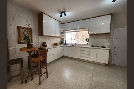 Casa à venda com 250m², 3 quartos e 4 vagas