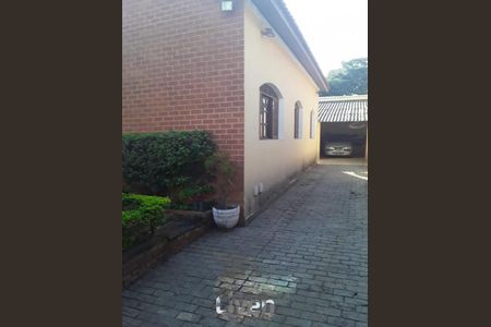 Casa à venda com 138m², 2 quartos e 8 vagas