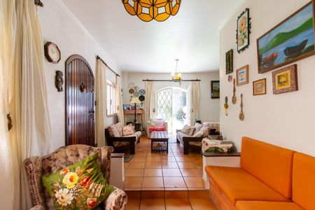 Casa à venda com 216m², 6 quartos e 3 vagasSala