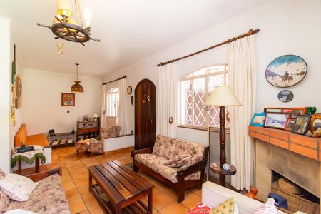 Casa à venda com 216m², 6 quartos e 3 vagasSala