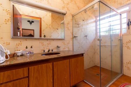 Casa à venda com 216m², 6 quartos e 3 vagasBanheiro 2