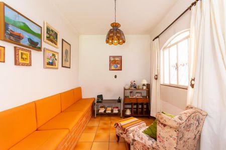 Casa à venda com 216m², 6 quartos e 3 vagasSala