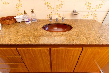 Casa à venda com 216m², 6 quartos e 3 vagasBanheiro 2