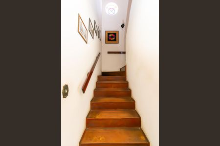 Casa à venda com 216m², 6 quartos e 3 vagasEscada