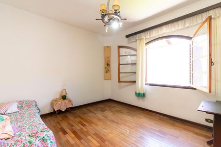 Casa à venda com 216m², 6 quartos e 3 vagasQuarto 2