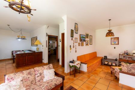 Casa à venda com 216m², 6 quartos e 3 vagasSala