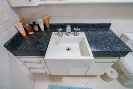 Apartamento à venda com 144m², 3 quartos e 4 vagasBanheiro do quarto 1