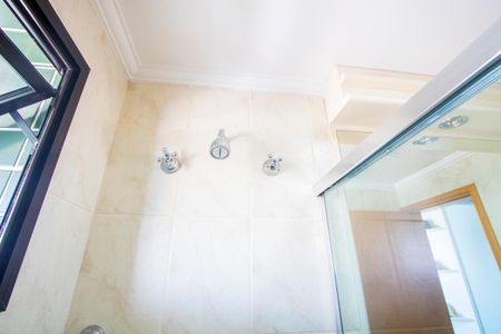 Apartamento à venda com 144m², 3 quartos e 4 vagasBanheiro do quarto 2