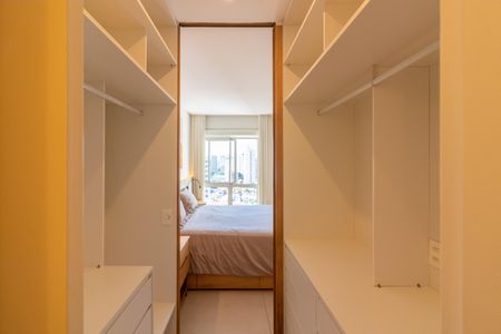 Apartamento à venda com 61m², 1 quarto e 2 vagas Apartamento à venda com 61m², 1 quarto e 2 vagasCloset da suíte