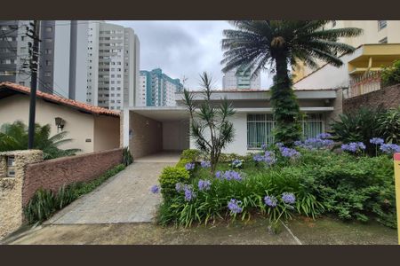 Casa para alugar com 221m², 3 quartos e 6 vagasFachada 