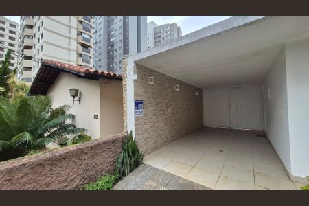 Casa para alugar com 221m², 3 quartos e 6 vagasFachada
