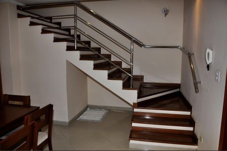 Casa para alugar com 230m², 3 quartos e 5 vagasDetalhe - Escada Quartos