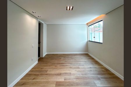 Casa à venda com 290m², 3 quartos e 4 vagasSuíte
