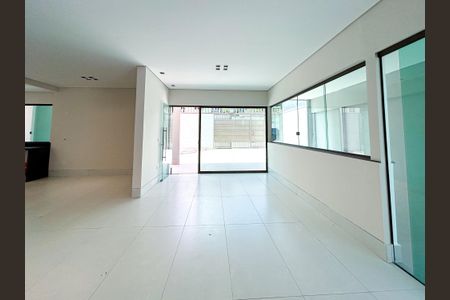 Casa à venda com 3 quartos, 290m² em Serrano, Belo Horizonte