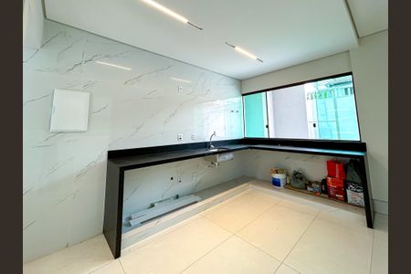 Casa à venda com 3 quartos, 290m² em Serrano, Belo Horizonte