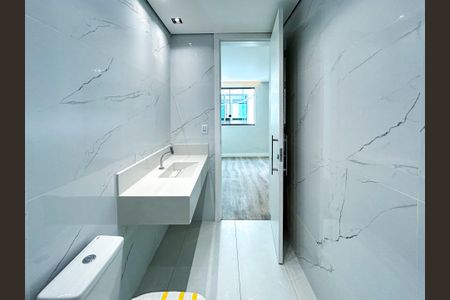 Casa à venda com 290m², 3 quartos e 4 vagasBanheiro da Suíte