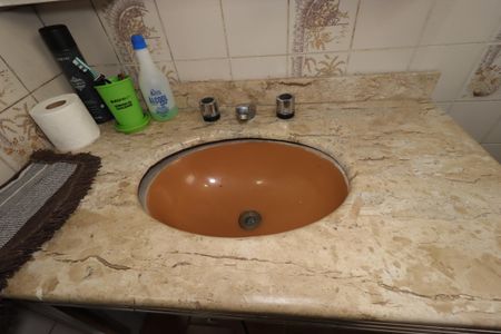 Casa à venda com 310m², 5 quartos e 7 vagasBanheiro da Suíte 2 - Pia