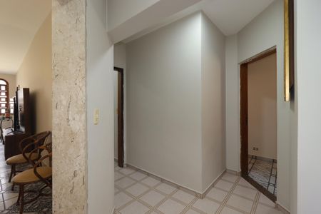 Casa à venda com 310m², 5 quartos e 7 vagasCorredor piso inferior