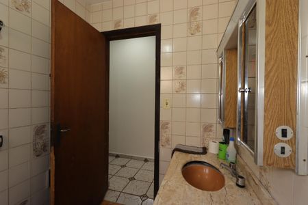 Casa à venda com 310m², 5 quartos e 7 vagasBanheiro da Suíte 2