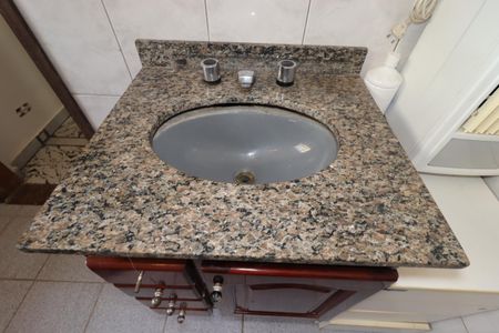 Casa à venda com 310m², 5 quartos e 7 vagasBanheiro da Suíte 1 - Pia