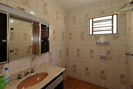 Casa à venda com 310m², 5 quartos e 7 vagasBanheiro da Suíte 2