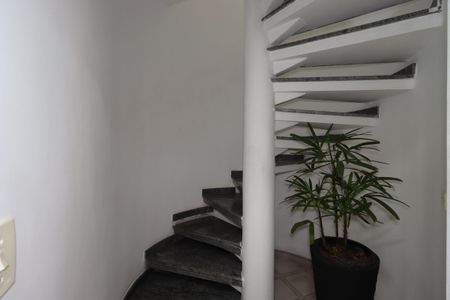 Casa à venda com 310m², 5 quartos e 7 vagasEscada para piso superior