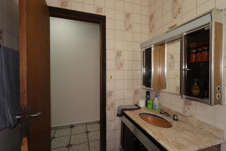 Casa à venda com 310m², 5 quartos e 7 vagasBanheiro da Suíte 2