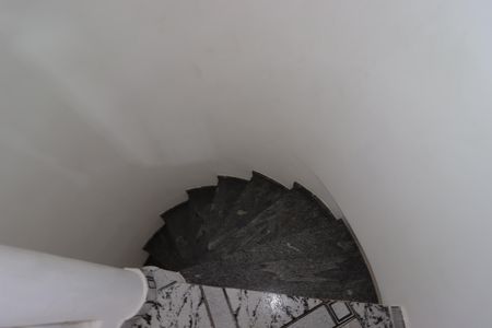 Casa à venda com 310m², 5 quartos e 7 vagasEscada para piso superior