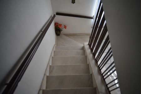 Casa à venda com 350m², 2 quartos e 5 vagasEscada