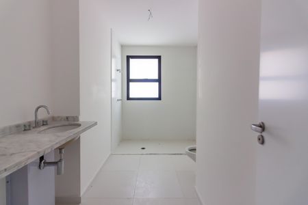 Apartamento à venda com 312m², 4 quartos e 5 vagasBanheiro da Suíte 2