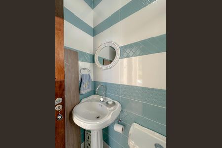 Casa de condomínio à venda com 243m², 4 quartos e 3 vagasBanheiro Externo