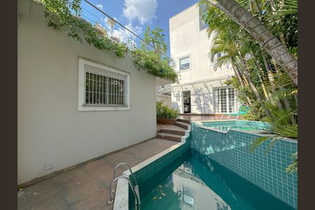 Casa de condomínio à venda com 243m², 4 quartos e 3 vagasPiscina