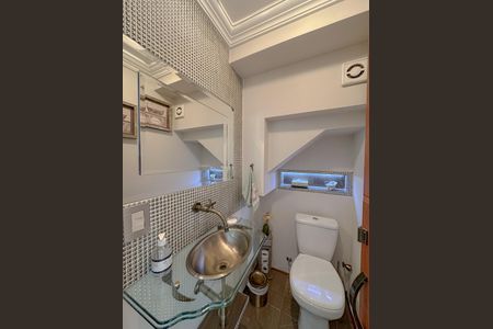 Casa de condomínio à venda com 243m², 4 quartos e 3 vagasLavabo