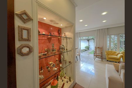 Casa de condomínio à venda com 243m², 4 quartos e 3 vagasEscadas