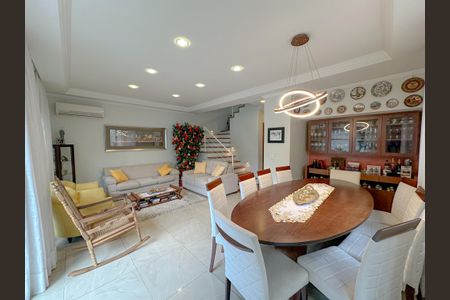 Casa de condomínio à venda com 243m², 4 quartos e 3 vagasSala