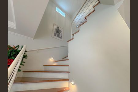 Casa de condomínio à venda com 243m², 4 quartos e 3 vagasEscadas