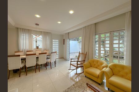 Casa de condomínio à venda com 243m², 4 quartos e 3 vagasSala